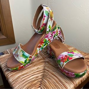 Gentle Souls by Kenneth Cole Floral Platform Sandal Morrie